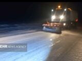 تلاش راهداران سقز برای برفروبی محورهای مواصلاتی