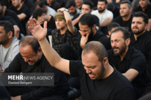 شکوه محفل سینه زنی زائران رضوی در نهمین سحر ماه رمضان