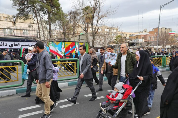 معاون علمی رئیس‌جمهور در راهپیمایی ۲۲ بهمن حاضر شد