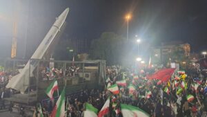 آماده‌سازی موشک فاتح در تجمع مردم بوشهر