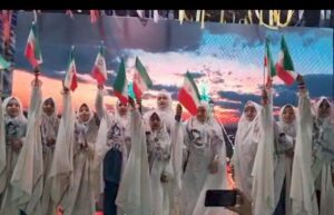 اجرای گروه سرود دختران قروه‌ای در تجمع شبانه