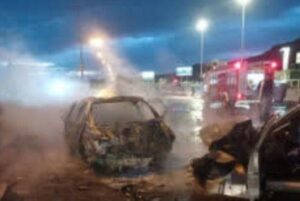 برخورد پژو ۴۰۵ و پارس در جاده اراک- قم منجر به آتش‌گرفتن خودروها شد