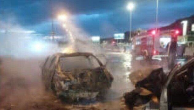 برخورد پژو ۴۰۵ و پارس در جاده اراک- قم منجر به آتش‌گرفتن خودروها شد