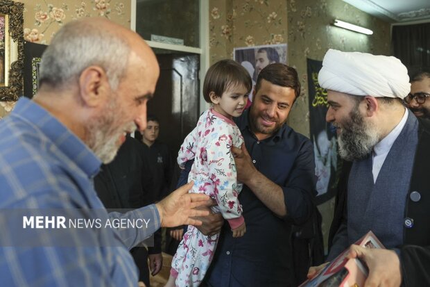 دیدار رئیس سازمان تبلیغات اسلامی با خانواده شهید احسان جنگروی