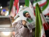 پرچم داری دختر بچه کرمانی در کف میدان آزادی کرمان