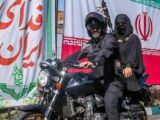یک تصویر متفاوت/ بانوی مسلح روی موتور در میادین تهران + عکس
