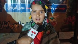 اجرای دکلمه به یاد رهبر شهید انقلاب‌ توسط دانش‌آموز بیجاری