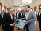 اهدای تابلوی ورزش کهن ایران به فرمانده ارتش پاکستان