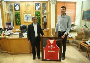 اهدای پیراهن ملی‌پوش بسکتبال ایران به استاندار خراسان رضوی 