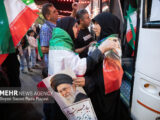 تجمع‌کنندگان میدان انقلاب ۱۰۰ زائر اولی کربلا را بدرقه کردند
