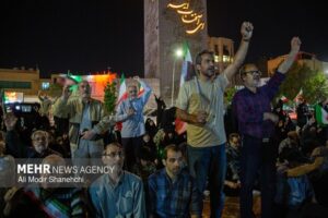 حضور مردم خستگی‌ناپذیرِ مشهد در شب هفتاد و یکم