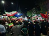 علی آباد کتول در قاب همدلی؛ پرچم ایران بر فراز اجتماع شبانه مردم