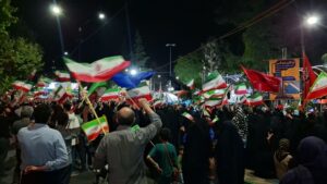 علی آباد کتول در قاب همدلی؛ پرچم ایران بر فراز اجتماع شبانه مردم