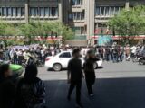 تجمع اعتراضی دانش‌آموزان مقابل وزارت آموزش و پرورش: در شرایط جنگی چگونه درس می‌خواندیم؟/ «حداقل تاثیر قطعی معدل را بردارید»
