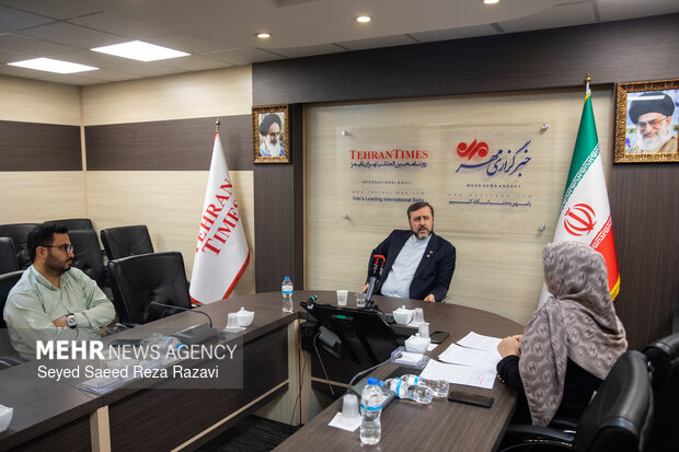 حضور «غریب آبادی» در خبرگزاری مهر حضور «غریب آبادی» در خبرگزاری مهر