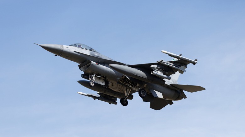 مقایسه جنگنده‌های F-16 و F-4E / راز برتری غول آمریکایی چیست؟