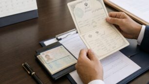 می‌خواهید سن شناسنامه‌تان را کم کنید؟ این ۷ نکته را قبل از درخواست بدانید