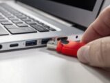 علامت D کنار پورت USB به چه معنایی است؟